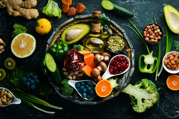 Sett Med Frukt Grønnsaker Bær Nøtter Trekasse Vegansk Mat Topputsikt – stockfoto