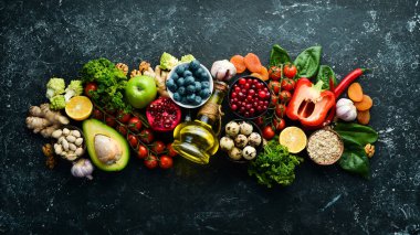 Kalp için sağlıklı yemek. Beslenme yemeği. Siyah taştan bir arka planda. Üst Manzara. Boş kopyalama alanı.