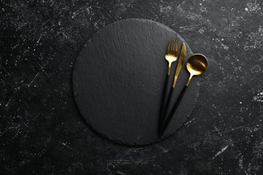 Masa ayarı. Siyah taş plakayı çatal bıçakla kaplayın. Üst Manzara. Boş kopyalama alanı.