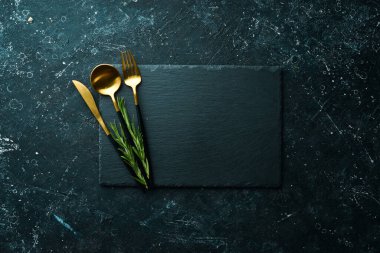 Masa ayarı. Siyah taş plakayı çatal bıçakla kaplayın. Üst Manzara. Boş kopyalama alanı.