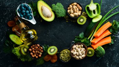 Sağlıklı yiyecekler. Sebze ve meyve. Siyah tahta bir arka planda. Üst Manzara. Boşluğu kopyala.