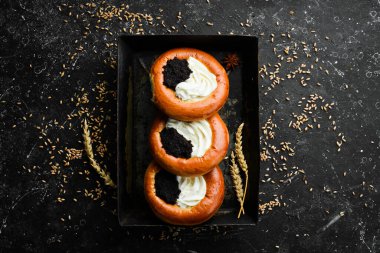 Peynirli ve haşhaş tohumlu tatlı çörekler. Çavdar ekmeği ve undan yapılmış. Üst Manzara. Kırsal biçim.