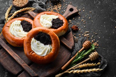 Peynirli ve haşhaş tohumlu tatlı çörekler. Çavdar ekmeği ve undan yapılmış. Üst Manzara. Kırsal biçim.