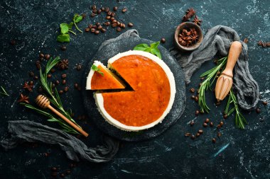 Şeftalili kremalı pasta. Tatlı hamur işleri ve tatlı. Üst görünüm.