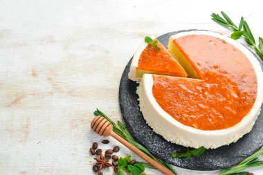 Şeftalili kremalı pasta. Tatlı hamur işleri ve tatlı. Üst görünüm.