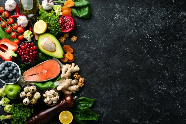 Gezond Eten Voor Het Hart Dieetvoeding Een Zwarte Stenen Achtergrond — Stockfoto