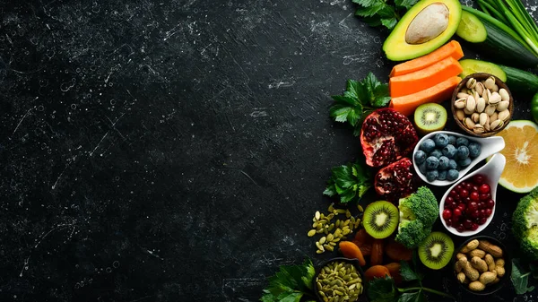 Egészséges Étel Zöldségek Gyümölcsök Fekete Fából Készült Háttérrel Első Látásra — Stock Fotó