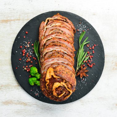 Fırında domuz eti, hardal ve baharatlı. Üst Manzara. Kırsal biçim.