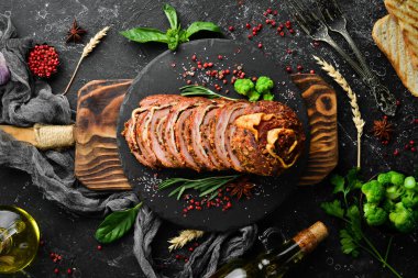 Fırında domuz eti, hardal ve baharatlı. Üst Manzara. Kırsal biçim.