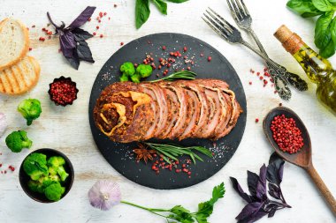 Fırında domuz eti, hardal ve baharatlı. Üst Manzara. Kırsal biçim.