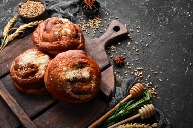 Reçelli ev yapımı çörekler. Çavdar ekmeği ve undan yapılmış. Üst Manzara. Kırsal biçim.