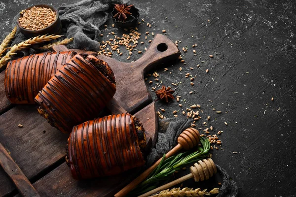 양귀비씨와 초콜릿이 호밀과 밀가루로 만들어 있노라 위에서 열광적 스타일 — 스톡 사진