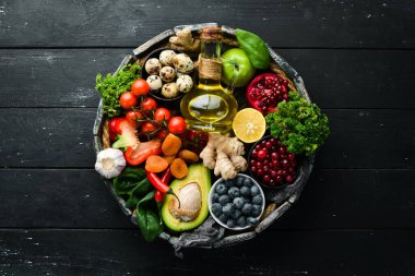 Tahta bir kutuda sağlıklı yiyecekler: sebze, meyve, balık, et, fındık ve bitkiler. Üst Manzara. Boş kopyalama alanı.