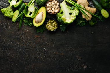 Yeşil sebzeler, meyveler, böğürtlen ve fındık. Vejetaryen yemeği. Üst Manzara. Kırsal biçim.