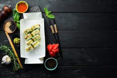 Salatalık, susam ve Philadelphia peynirli suşi. Japon yemeği. Geleneksel suşi. Üst görünüm.