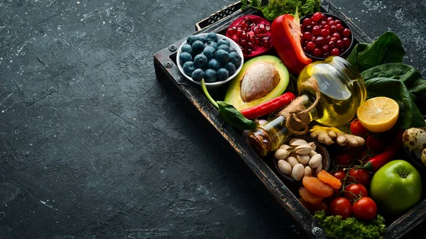 Conjunto Alimentos Saudáveis Uma Caixa Madeira Legumes Frutas Peixe Carne — Fotografia de Stock