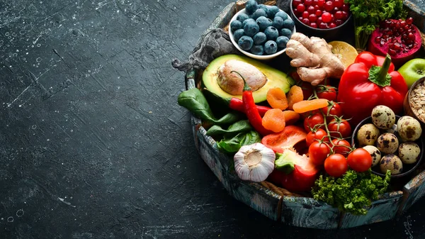 Zestaw Zdrowej Żywności Drewnianym Pudełku Warzywa Owoce Ryby Mięso Orzechy — Zdjęcie stockowe