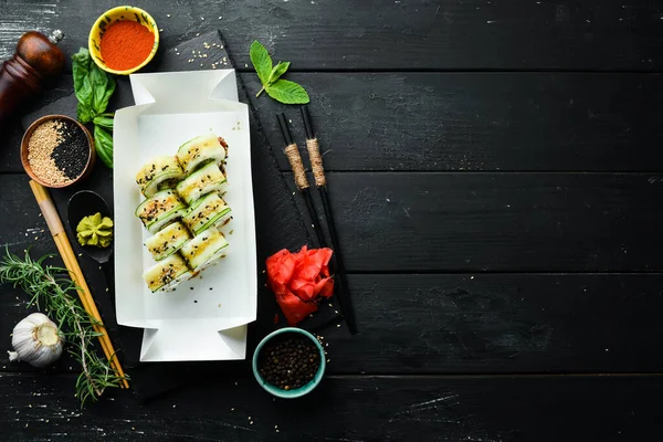 Rollos Sushi Con Pepino Sésamo Queso Filadelfia Comida Japonesa Sushi —  Fotos de Stock