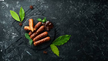 Karamelli kremalı pasta. Siyah taş tabakta karamel ve fındık tatlısı. Üst Manzara. Kırsal biçim.