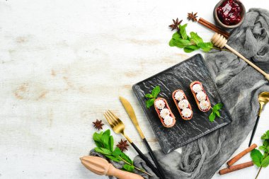 Kremalı çilekli kek turtası. Üst Manzara. Kırsal biçim.