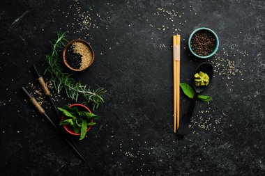 Siyah Japon aşçılık geçmişi. Yemek çubukları. Üst görünüm.