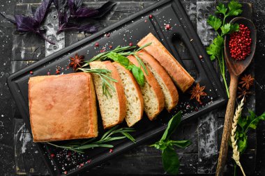 Biberiyeli güzel kokulu İtalyan ciabatta. Ekmek. Çavdar ekmeği ve undan yapılmış. Üst Manzara. Kırsal biçim.