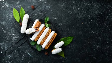 Kremalı pasta. Siyah taş tabakta kremalı tatlı. Üst Manzara. Kırsal biçim.