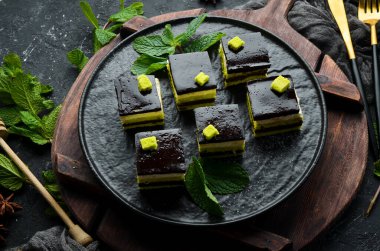 Siyah tabakta naneli çikolatalı kremalı tatlı operası. Üst Manzara. Kırsal biçim.