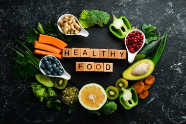 Sebze, meyve, böğürtlen ve fındık. 