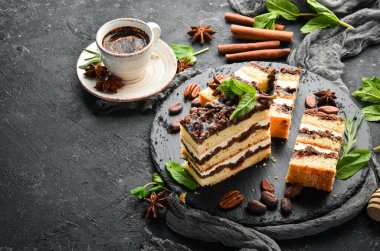 Tatlı kremalı çikolatalı pasta dilimleri. Tatlı. Siyah bir arka planda. Üst görünüm.