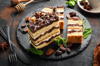 Tatlı kremalı çikolatalı pasta dilimleri. Tatlı. Siyah bir arka planda. Üst görünüm.