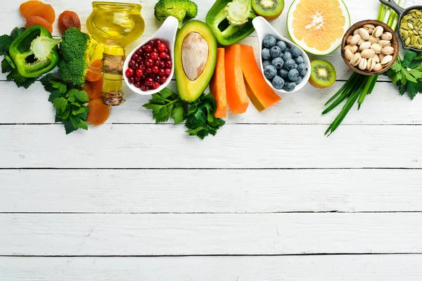 Fondo Alimenticio Frutas Verduras Bayas Sobre Fondo Madera Blanca Vista — Foto de Stock