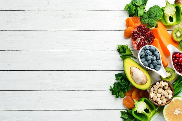 Fondo Alimenticio Frutas Verduras Bayas Sobre Fondo Madera Blanca Vista —  Fotos de Stock