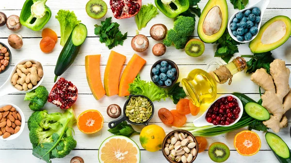 Διατροφικό Υπόβαθρο Φρούτα Λαχανικά Και Μούρα Λευκό Ξύλινο Φόντο Στο — Φωτογραφία Αρχείου