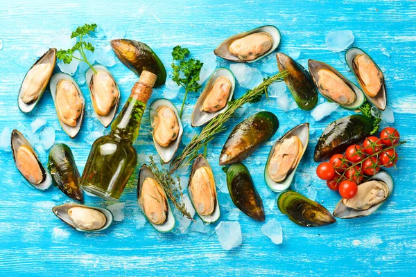 Mejillones Crudos Con Especias Hielo Sobre Fondo Azul Espacio Libre —  Fotos de Stock