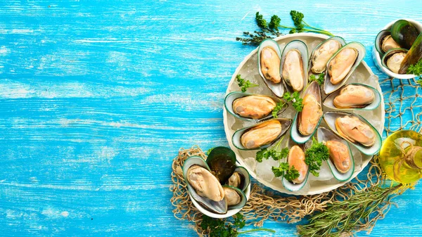 Mejillones Crudos Con Especias Hielo Sobre Fondo Azul Espacio Libre —  Fotos de Stock