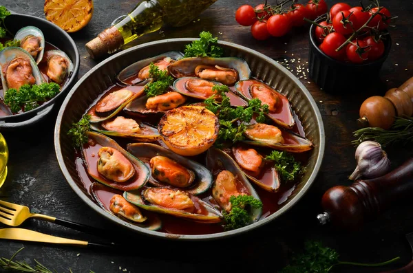 Cozze Cotte Con Salsa Pomodoro Aglio Prezzemolo Limone Frutti Mare — Foto Stock