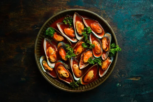 Mexilhões Cozidos Com Molho Tomate Alho Salsa Limão Frutos Mar — Fotografia de Stock