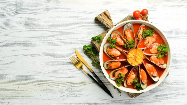 Platillo Grande Con Mejillones Cocidos Salsa Tomate Con Ajo Perejil —  Fotos de Stock