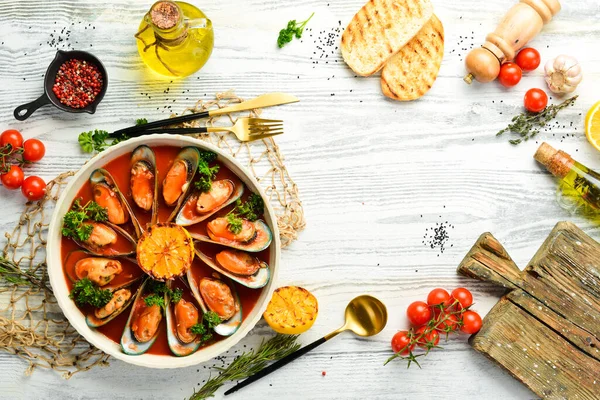 Platillo Grande Con Mejillones Cocidos Salsa Tomate Con Ajo Perejil — Foto de Stock