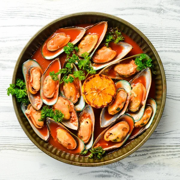 Piatto Grande Con Cozze Cotte Salsa Pomodoro Con Aglio Prezzemolo — Foto Stock