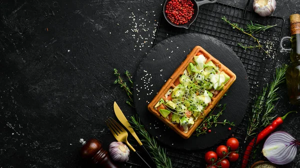 Frühstück Belgische Waffeln Mit Avocado Gesalzenem Fisch Und Mikrogrün Auf — Stockfoto