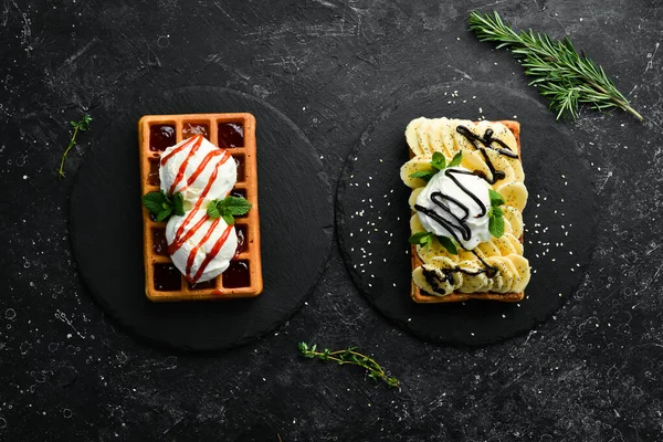 Gofres Belgas Con Plátano Helado Chocolate Postre Plato Piedra Negro —  Fotos de Stock