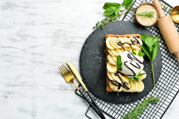 Gofres Belgas Con Plátano Helado Chocolate Postre Plato Piedra Negro —  Fotos de Stock