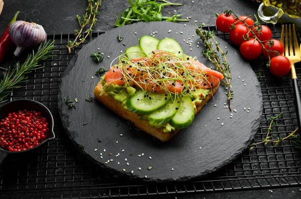 Sandwich Frisches Stück Ciabatta Mit Avocado Hummus Und Gesalzenem Roten — Stockfoto