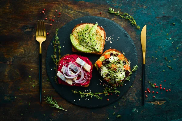 Menú Sándwich Ciabatta Aguacate Pescado Hummus Microgreen Desayuno Plato Piedra — Foto de Stock