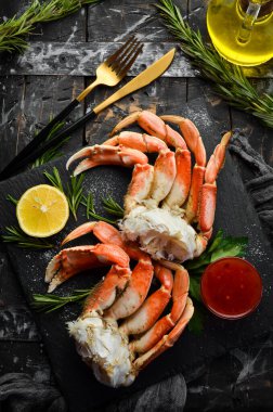 Soslu ve limonlu haşlanmış yengeç pençesi. Kırsal tarzda. Lüks Deniz Ürünleri Lezzetleri.