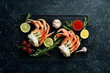 Soslu ve limonlu haşlanmış yengeç pençesi. Kırsal tarzda. Lüks Deniz Ürünleri Lezzetleri.