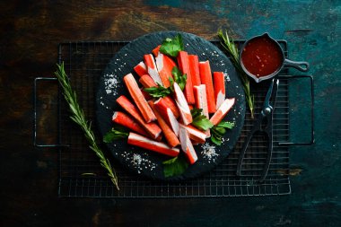 Yengeç siyah taş bir tabakta yengeçten yapışıyor. Kırsal tarzda. Deniz ürünleri lezzetleri..