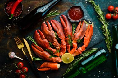 Bira partisi. Bira, abur cubur ve siyah arka planda ıstakoz pençeleri. Kırsal tarzda. Deniz ürünleri lezzetleri..